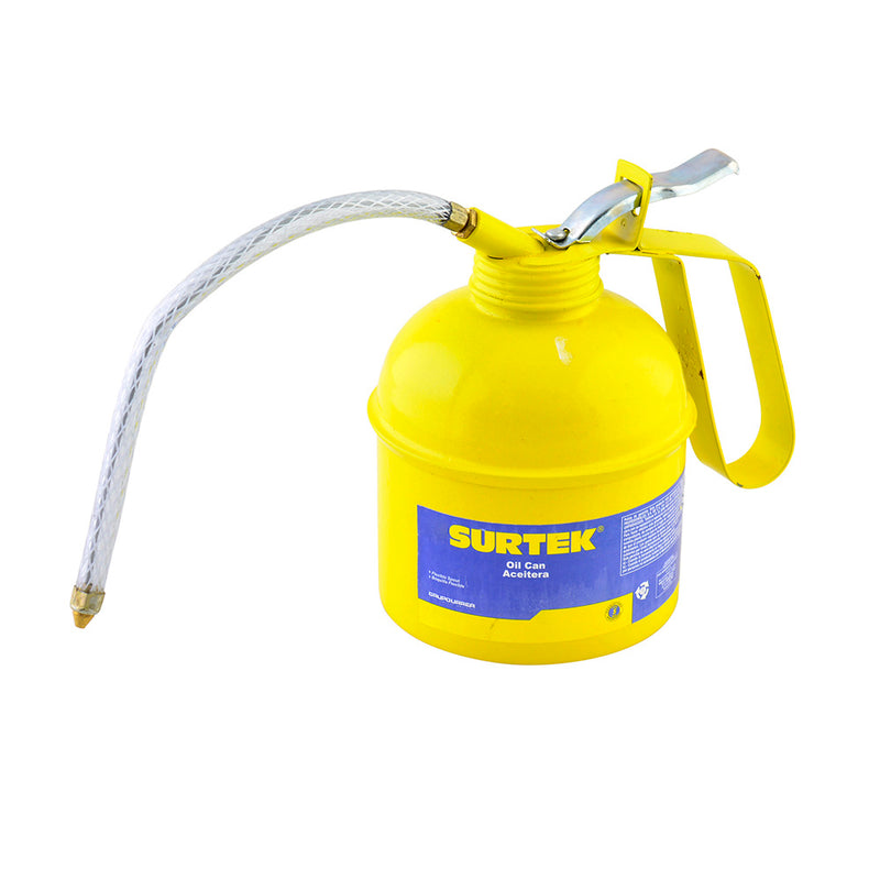 Aceitera flexible Surtek 473ml sobre fondo blanco, boquilla de latón ideal para lubricar maquinaria. Casa Ferretera Poniente.