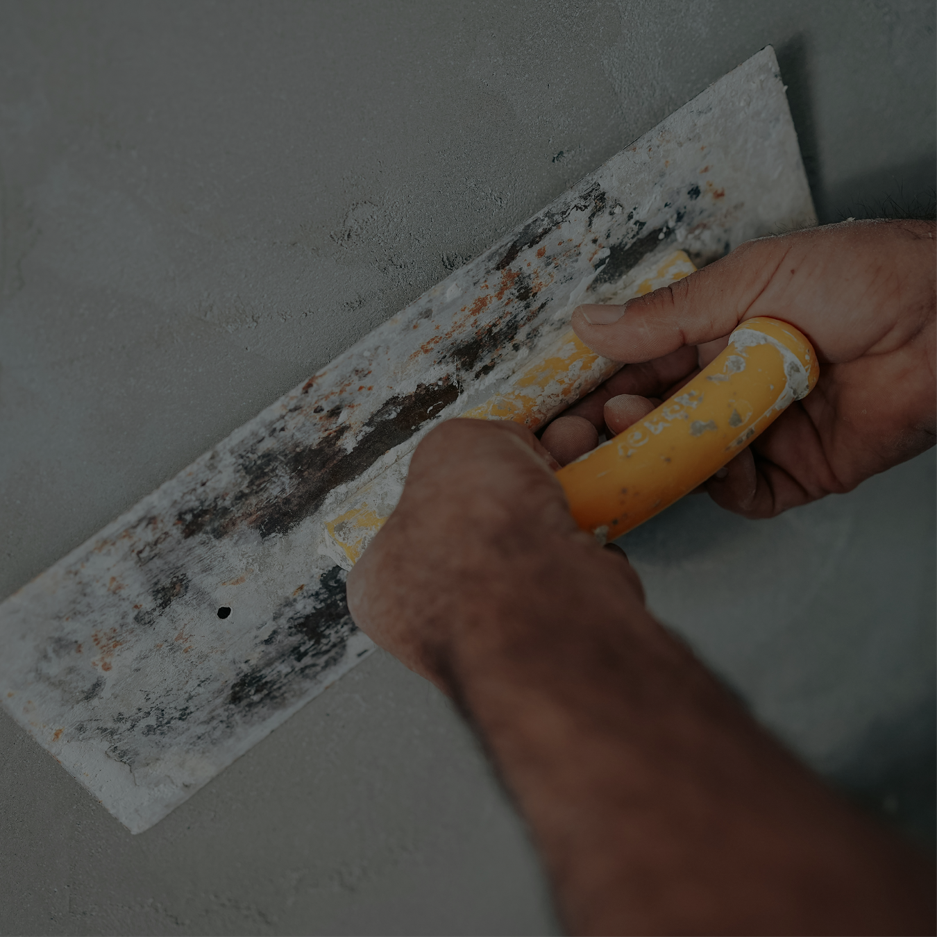 Repellado de pared con herramientas de construcción, ferretería en Monterrey con servicio a domicilio.