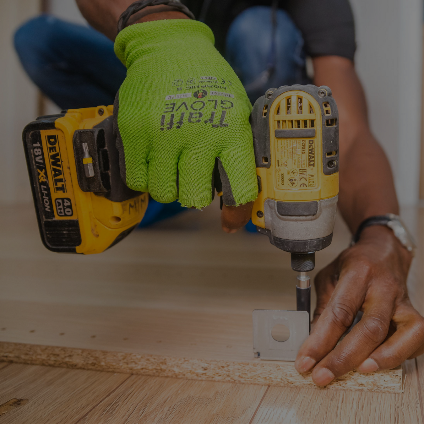 Atornillando madera con herramienta eléctrica de la ferreteria Casa Poniente en Monterrey para empresas, edificios,  clubes deportivos y colegios.