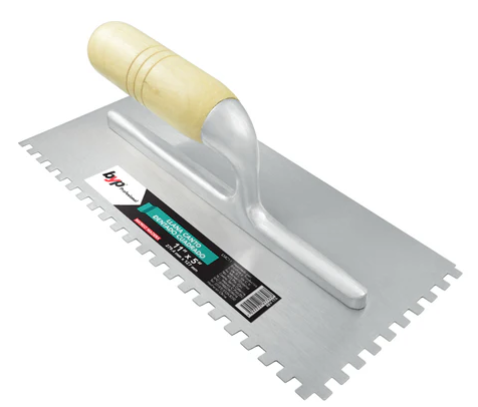 LLANA CANTO DENTADO CUADRADO 11" X 5" MANGO MADERA, GROSOR 0.030", LAMINA ACERO, PESO 350GR