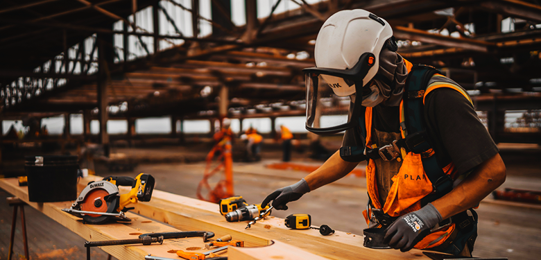 Persona lijando madera con herramienta DeWalt; soluciones de ferretería para empresas en Monterrey.